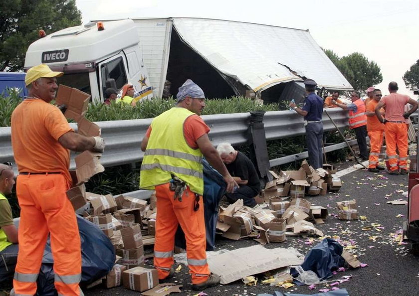 Ludzie natychmiast rzucili się zbierać pieniądze rozsypane na włoskiej autostradzie