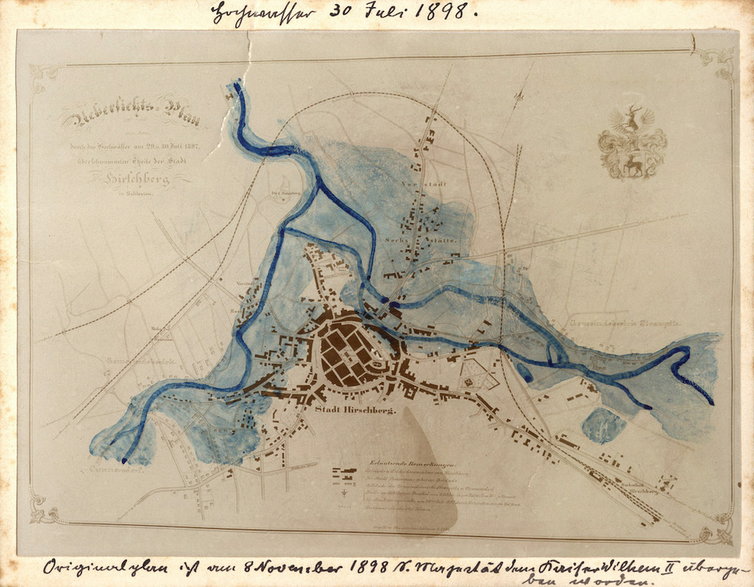 Na niebiesko zaznaczony obszar zalanej Jeleniej Góry podczas powodzi w 1897 roku / fot. AP Wrocław, Oddział Jelenia Góra