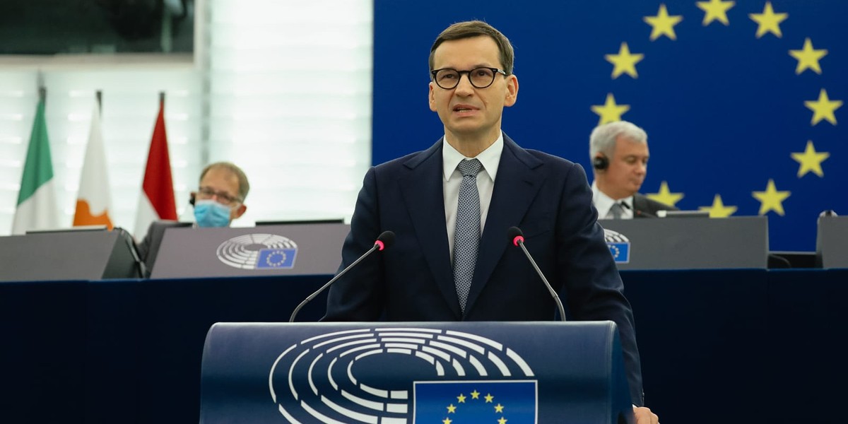 Mateusz Morawiecki przemawia w Parlamencie Europejskim. 