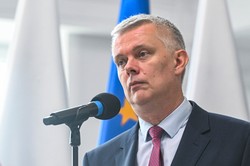 Bulwersujące zdjęcie uchodźców w mediach społecznościowych. Jest reakcja szefa MSWiA