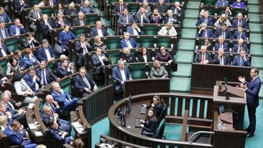 Sondaż: PiS umacnia pozycję lidera