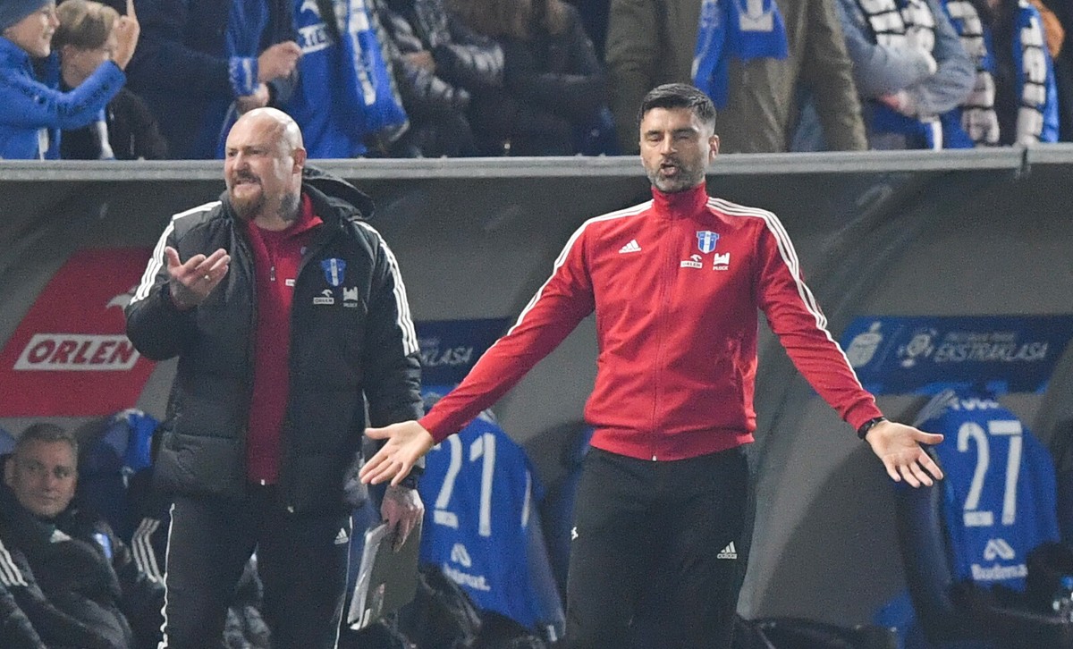 Trener Wisły Płock Pavol Stano (P) podczas meczu 13. kolejki piłkarskiej Ekstraklasy z Legią Warszawa