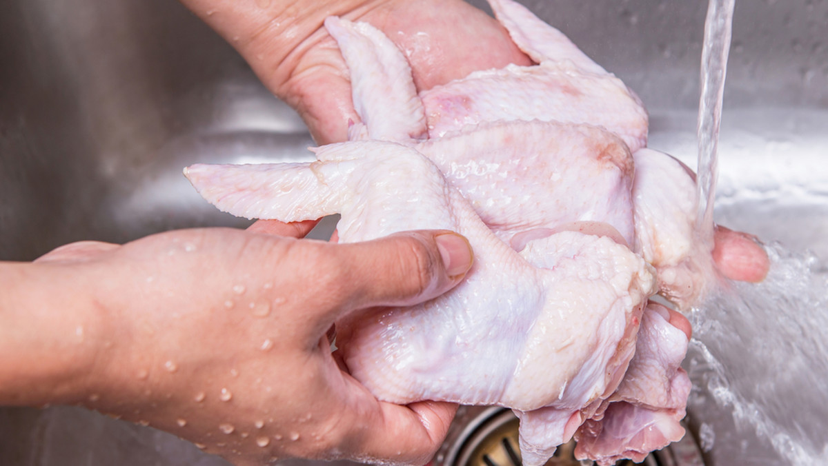 Mycie kurczaka przed spożyciem jest niebezpieczne dla zdrowia