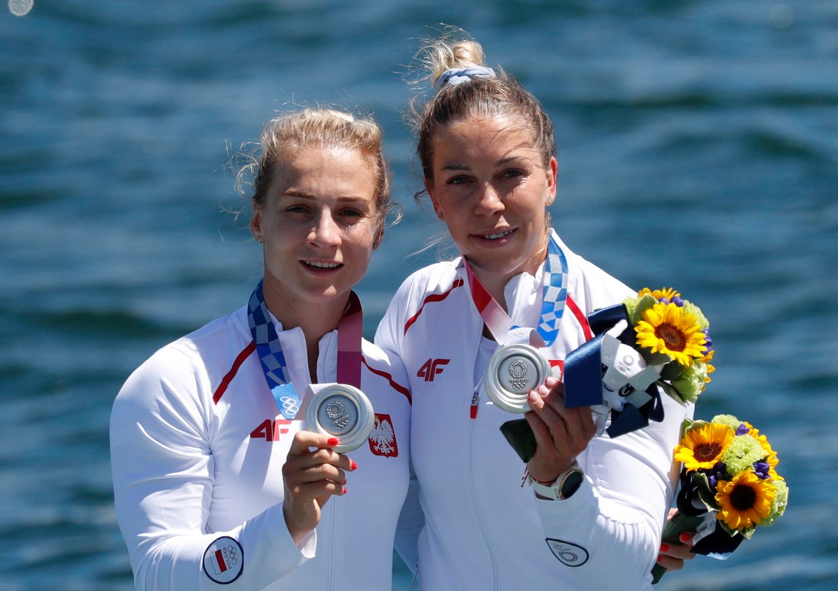 Kajakarki Karolina Naja (L) i Anna Puławska (P) po odebraniu srebrnych medali na IO w Tokio