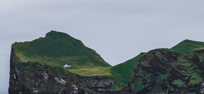 Niezwykły dom na wyspie. Okrzyknięto go najbardziej samotnym na świecie. Kto tam mieszka? [ZDJĘCIA]