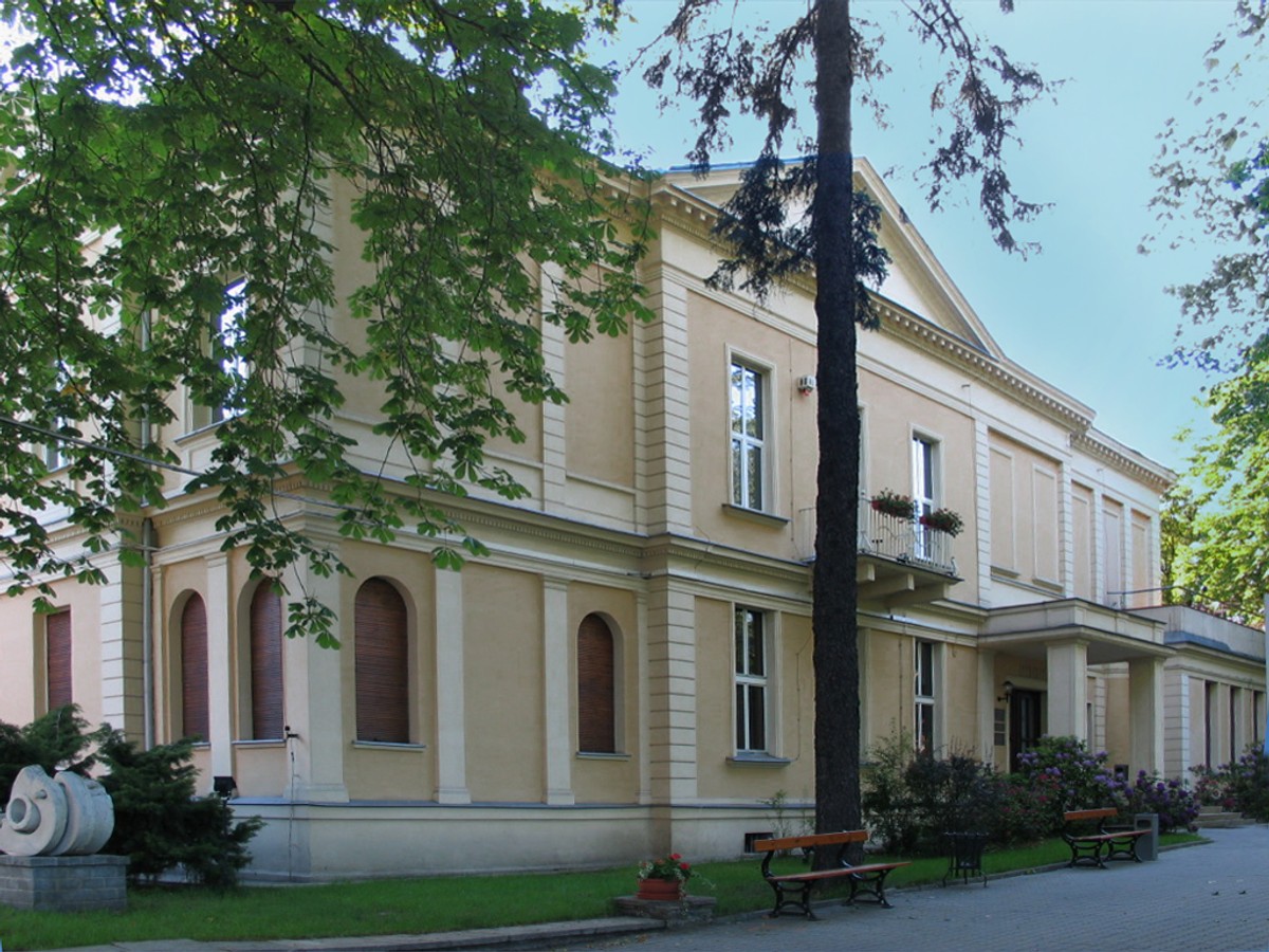 PWSTiF Łódź HuBar, CC BY-SA 2.5 , via Wikimedia Commons