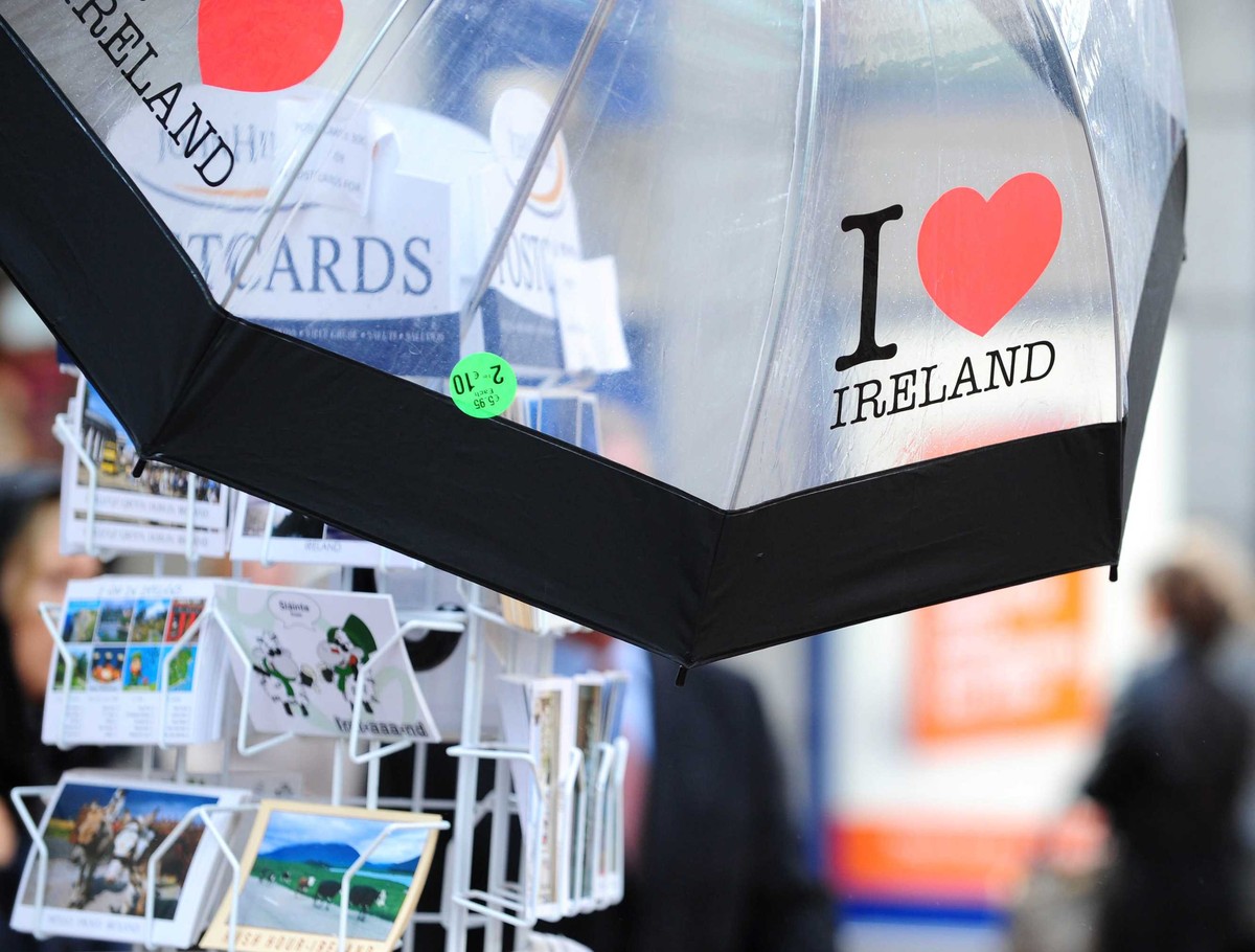 Irlandia jest gotowa skorzystać z funduszu stabilizacji strefy euro, jeśli nie będzie w stanie poradzić sobie z kryzysem własnego systemu bankowego - oświadczył w środę w publicznym radiu RTE irlandzki minister finansów Brian Lenihan.