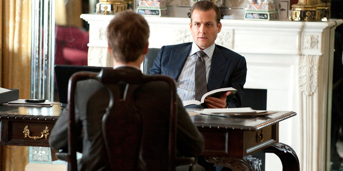 Mike Ross w serialu "Suits" od razu zdobył zaufanie Harvey'a Spectera