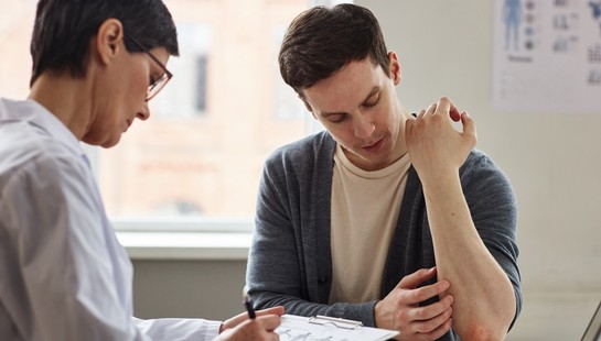 Lekki stopień niepełnosprawności 2026: lista chorób, przywileje, ulgi, świadczenia i zasiłki [PORADNIK]