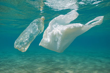 Co minutę do Morza Śródziemnego trafia 30 tys. plastikowych butelek. Unijna organizacja bije na alarm