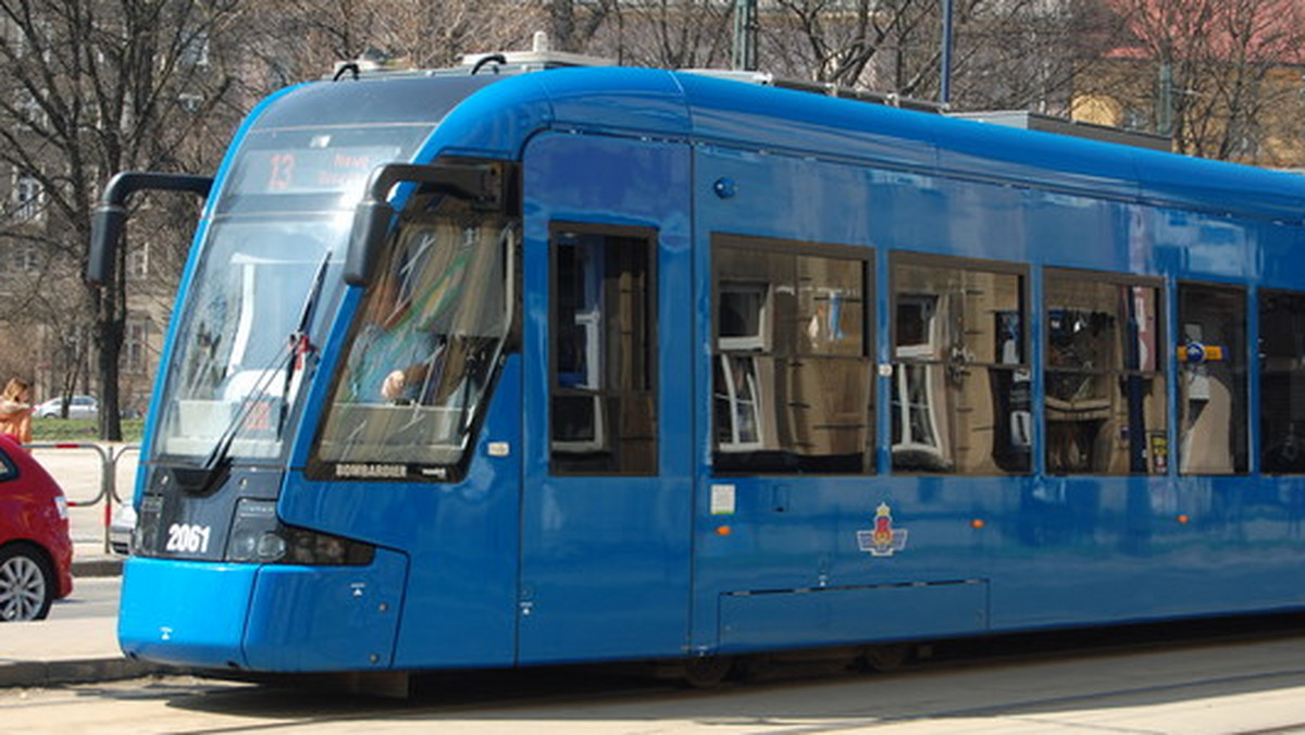 Władze Krakowa chcą zakazać używania e-papierosów w tramwajach i autobusach. Już dziś okaże się, czy nowy przepis zostanie wprowadzony. Powodem są skargi oburzonych pasażerów - informuje Radio Kraków.