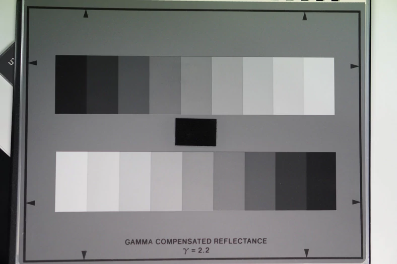 Sony α6400 - plansza z odcieniami szarości, po sprawdzeniu w programie graficznym, wartości dla każdej szarości pokazują równomierny rozkład składowych RGB.