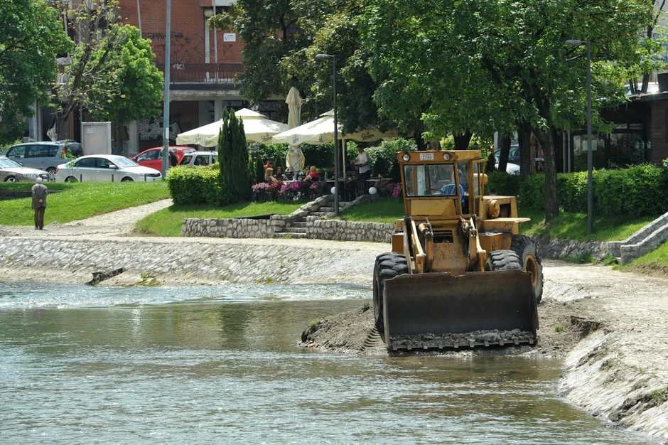 Naneti mulj se nataložio do pešačke staze