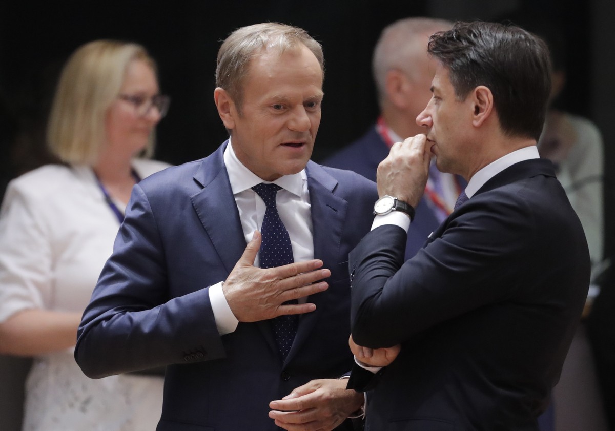 Szefowie państw i rządów krajów unijnych zakończyli rozmowy w sprawie obsady głównych stanowisk przed godziną 2 w nocy z czwartku na piątek, po niespełna czterech godzinach obrad.