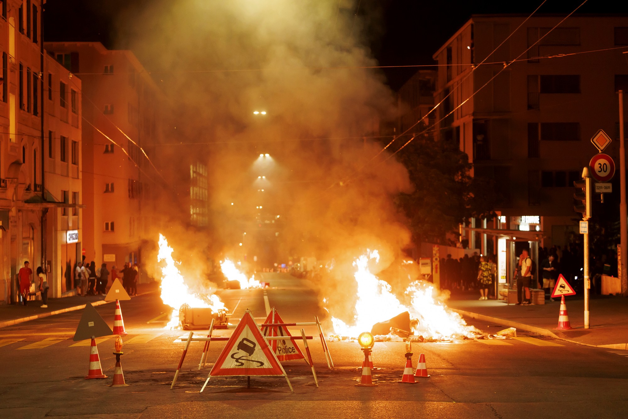 Smrť mladíka na mopede vyvolala v Lausanne násilné protesty.