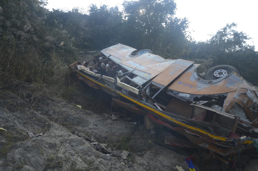 Autobus pao u reku u Nepalu