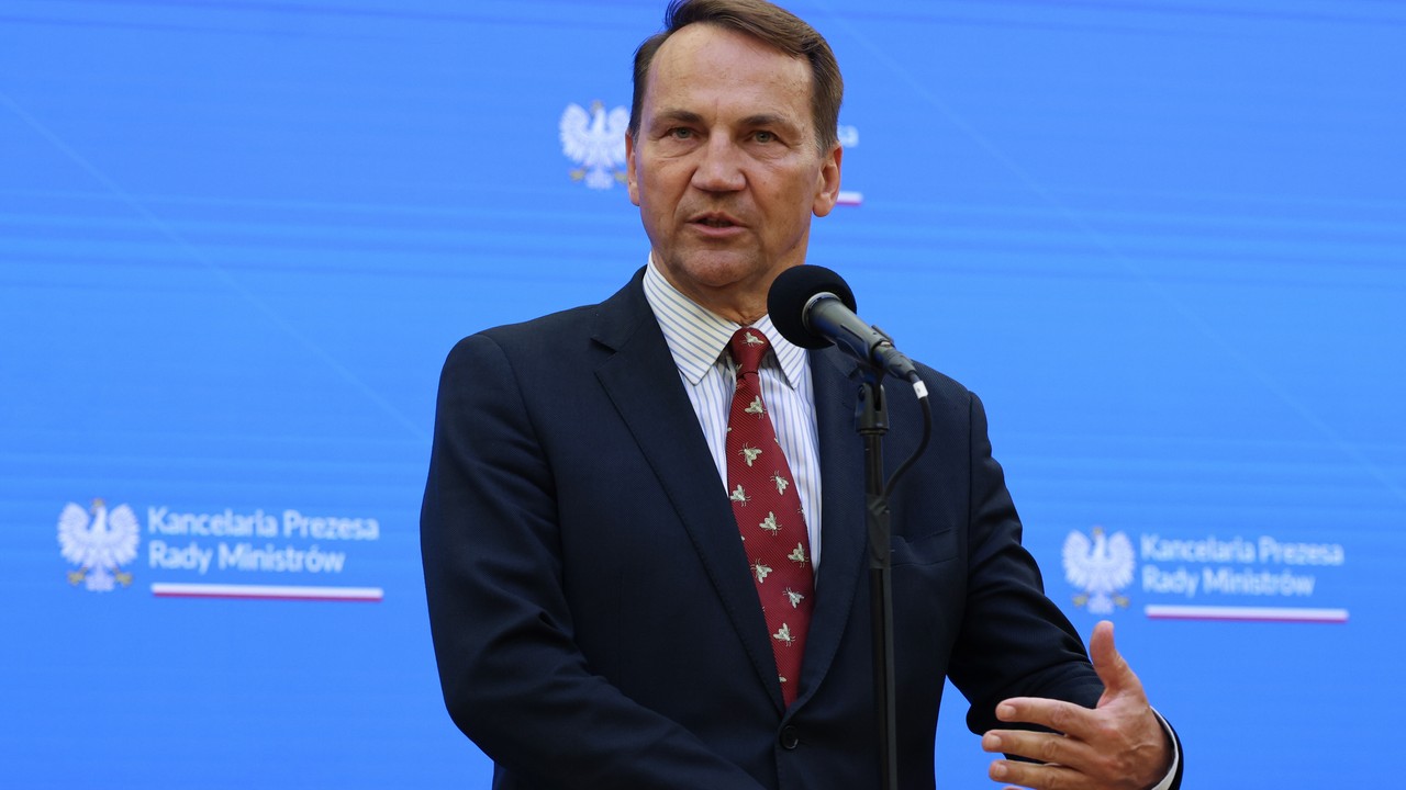Radosław Sikorski zwrócił się do "kolegów z PiS-u". Ironiczny wpis szefa MSZ