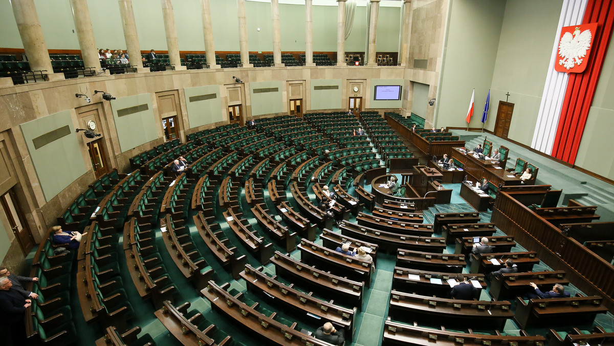 Redaktor naczelny pisma "Charlie Hebdo" ma być gościem Dni Ateizmu. Spotkanie z nim i naukowa konferencja mają się odbyć w Sejmie. Prawica jest oburzona – donosi "Gazeta Wyborcza".