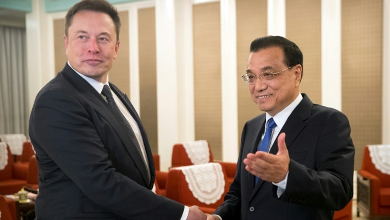 Tesla CEO Elon Musk (L) was offered a Chinese 'green card' by Premier Li Keqiang