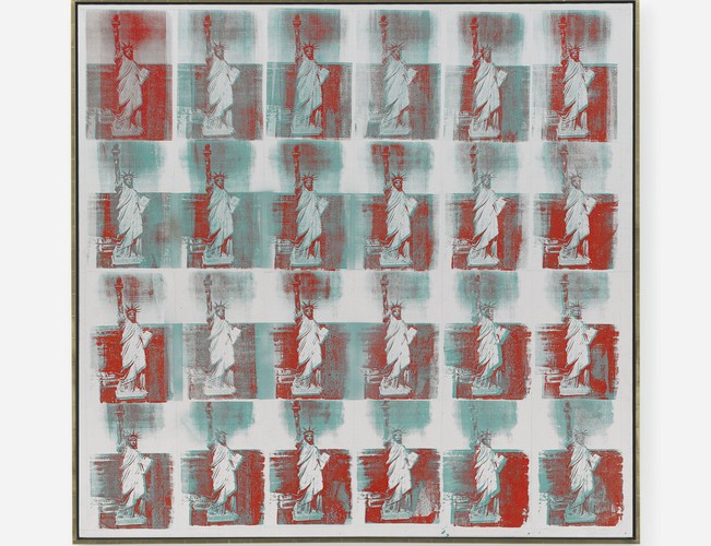 1. Andy Warhol. W 2012 r. prace Andy’ego Warhola zostały sprzedane na aukcjach za łączną kwotę 329,5 mln dolarów. W ten sposób poprawiony został nieznacznie wynik z 2011 r. i utrzymana przewaga Warhola nad Picassem oraz pierwsze miejsce wśród artystów w całym zachodnim świecie. Rekordzistą zeszłego roku wśród jego prac był obraz Statue of Liberty (1962), który został sprzedany na listopadowej aukcji organizowanej przez dom aukcyjny Christie’s za kwotę 39 mln dolarów. Jest to z pewnością bardzo dobry wynik, ale rekord Warhola nie został zagrożony, bowiem w 2007 r. obraz Green Burning Car I autorstwa króla pop-artu został zlicytowany aż za 64 mln dolarów. 
 Na zdjęciu obraz 'Statue of Liberty' (1962), Andy Warhol.