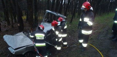 Młody kierowca roztrzaskał się na drzewach