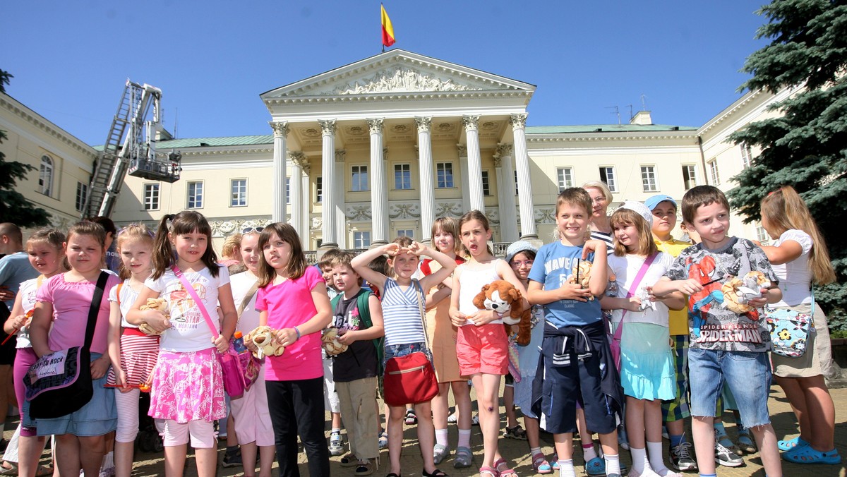 Dzień dziecka przed stołecznym ratuszem