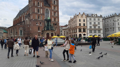 Polacy korzystają z poluzowanych restrykcji. Tłumy w wielu miastach