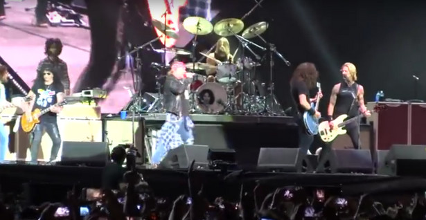 Foo Fighters razem z Guns N' Roses na scenie. Zobacz jak wspólnie wykonali "It's So Easy"