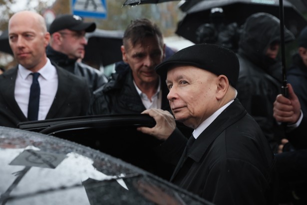 Warszawa, 10.09.2024. Prezes PiS Jarosław Kaczyński po uroczystości przed Pomnikiem Ofiar Tragedii Smoleńskiej 2010 roku na pl. Piłsudskiego