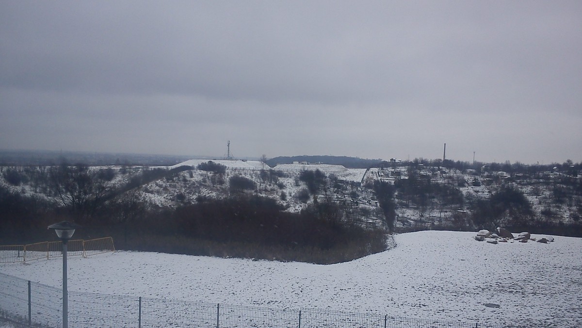 Choć mamy wiosnę, znów zima zaskoczyła drogowców i mieszkańców Gdańska! Od minionego weekendu pogoda w kratkę daje się we znaki - zimowa aura przeplata się z wiosenną, a gdańszczanie się denerwują. Wczoraj wieczorem i dziś w nocy śniegu spadło tak dużo, że na ulice wyjechały wszystkie solarki ZDiZ w Gdańsku. Niestety, w ciągu najbliższych pięciu dni wcale nie będzie lepiej.