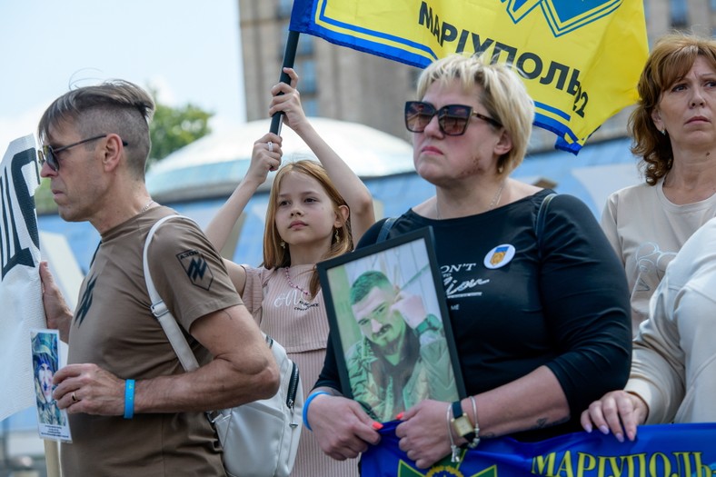 Uczestnicy wiecu "Głos poległych bohaterów" na Majdanie Niepodległości w Kijowie, 30 czerwca 2023 r.