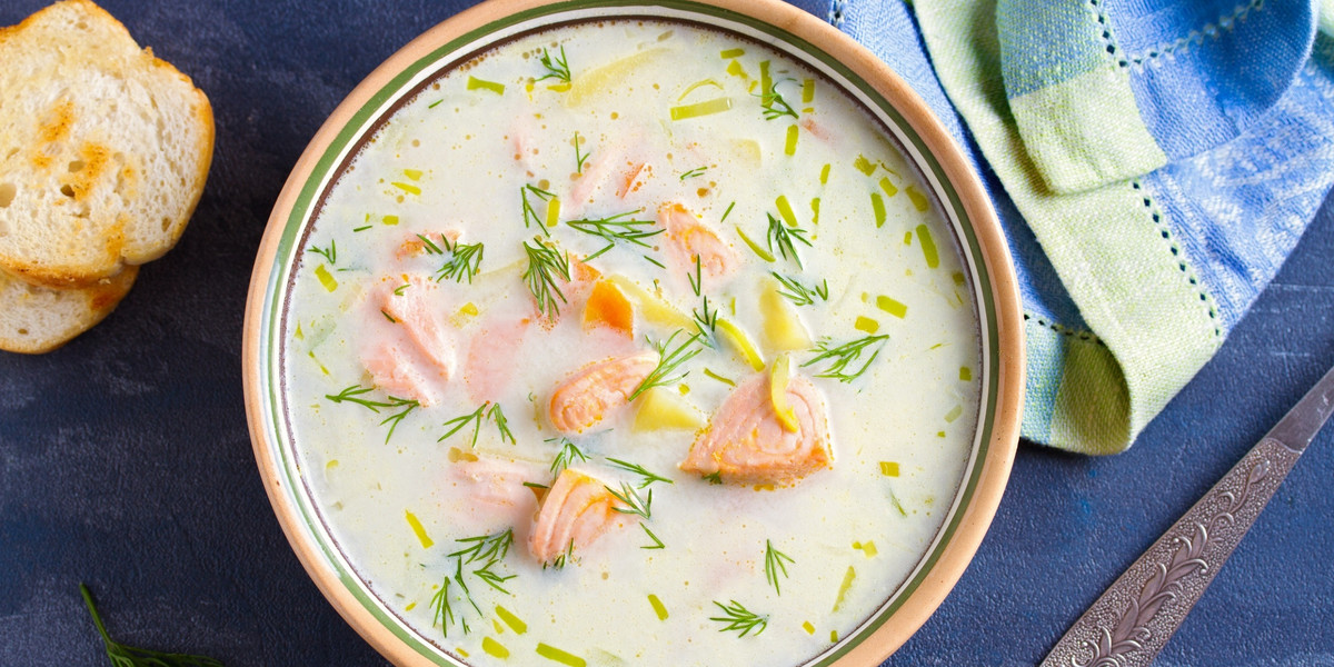 Lohikeitto, czyli fińska zupa z łososia, jest delikatna i kremowa. 