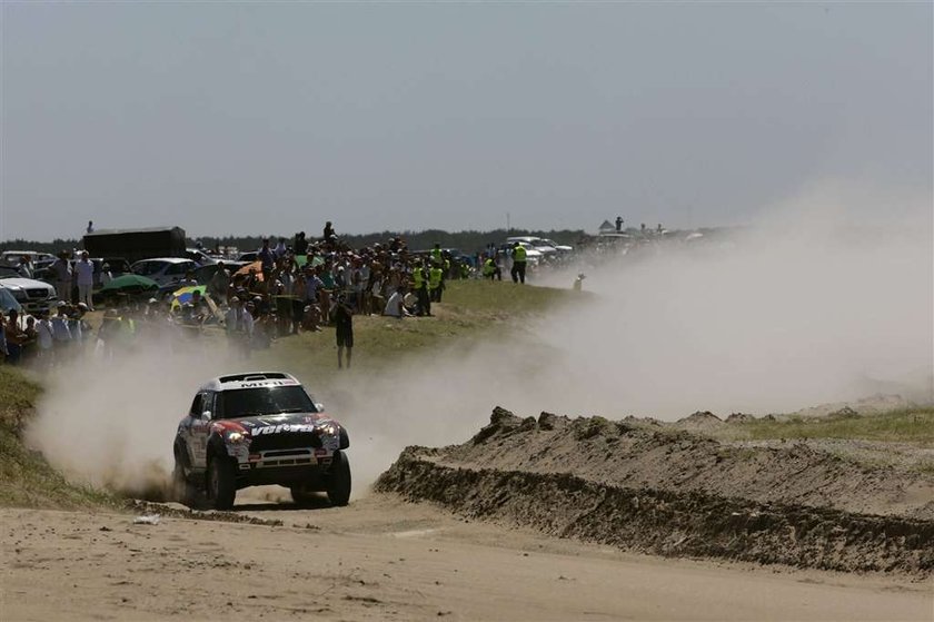 Krzysztof Hołowczyc został pierwszy w historii Polakiem, który prowadzi w Rajdzie Dakar. Dokonał tego, mimo rozbitej szyby