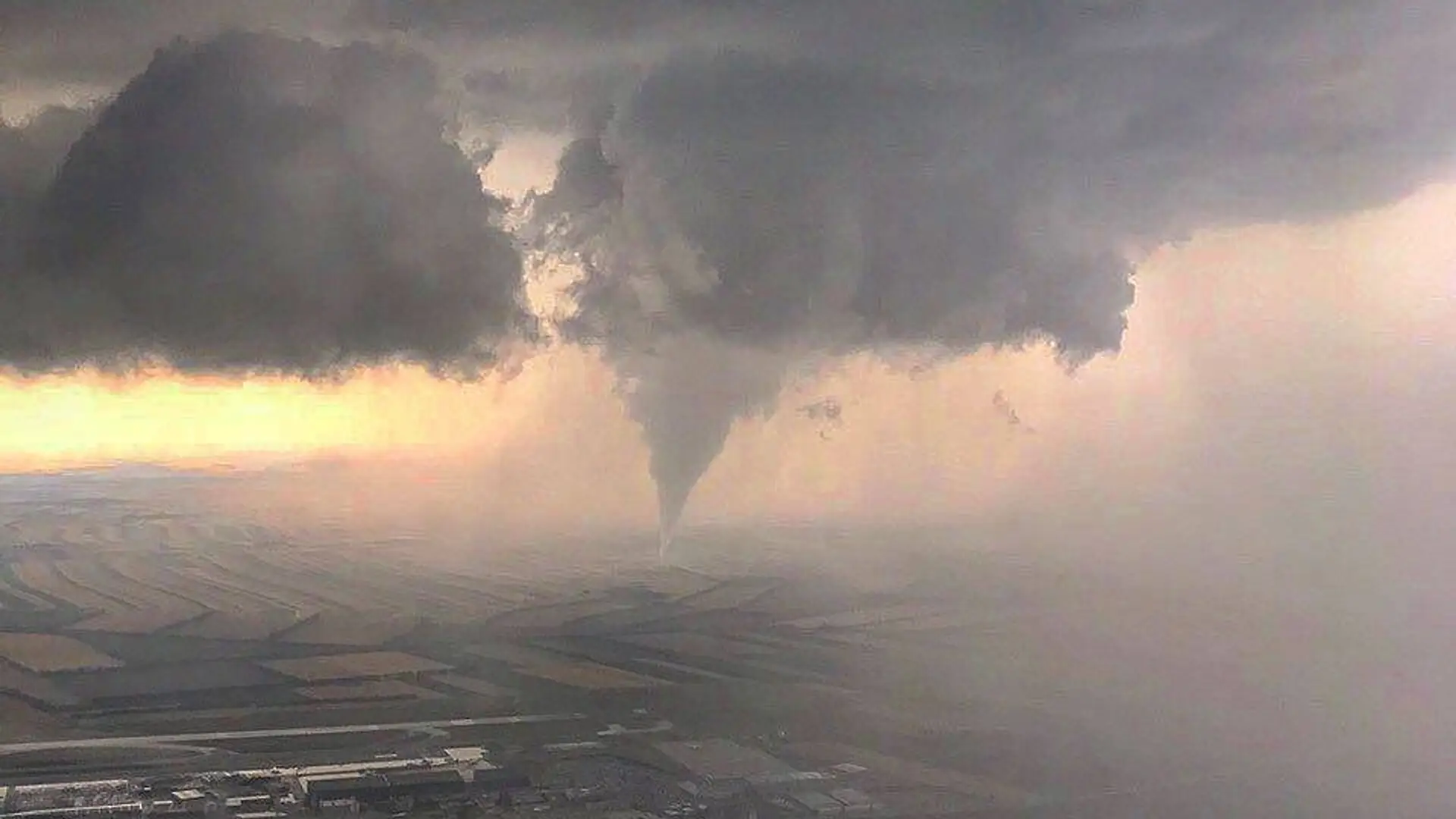 To tornado było 250 km od Polski. Zjawiskowe zdjęcie z pokładu samolotu