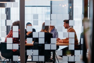 Ta firma dała pracownikom dodatkowy miesięczny płatny urlop, a mino to rośnie jak szalona. Dlaczego?