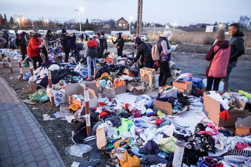 Na przejściach granicznych jest ogromna ilość ubrań dla uchodźców