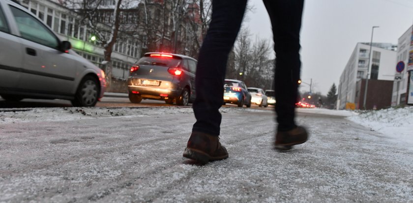 Chodniki jak ślizgawka! Nowe ostrzeżenie IMGW