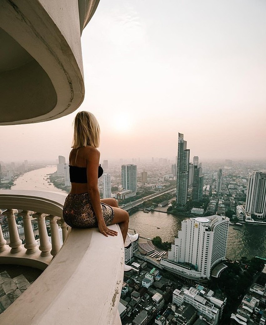 Loren na balkonu hotela