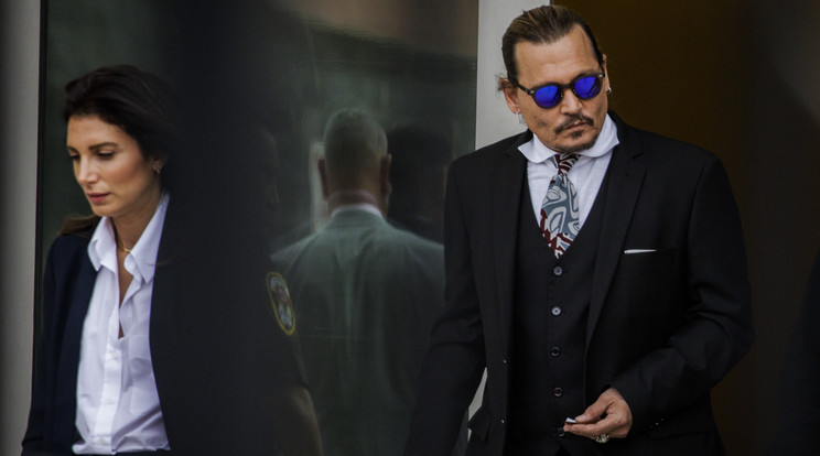 Johnny Depp, ahogy április 18-án elhagyja a bíróság épületét / Fotó: Northfoto