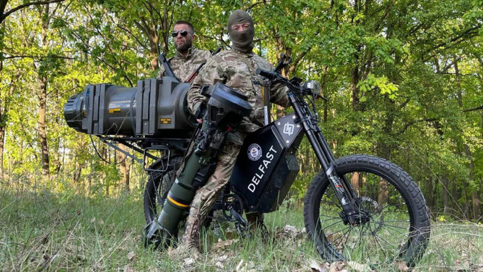 Az ukránok spéci elektromos bringákkal nyomják le az orosz tankokat - Blikk