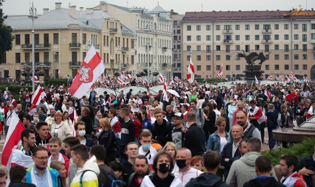 Marsz Nowej Białorusi. Dziesiątki tysięcy ludzi na proteście w centrum Mińska