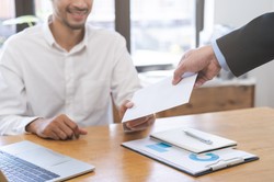 "Karpiowe" 2024. Nawet 2000 zł. Dla których pracowników takie premie świąteczne?