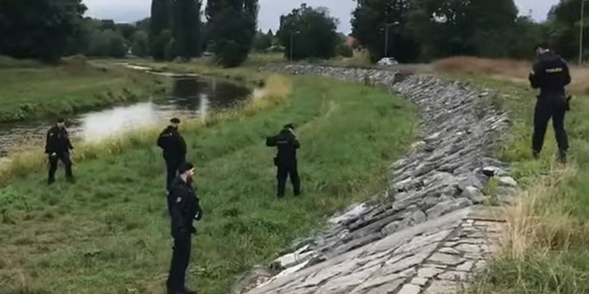 Mężczyzna zgwałcił 15-latkę w czeskim Pilznie. Próbował ją także zabić, ale ta udawała martwą. To uratowało jej życie.