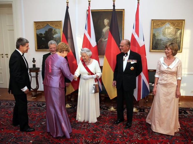 Angela Merkel, Joachim Sauer, Joachim Gauck, Królowa Elżbieta II, Książę Filip i Daniela Schadt (od lewej)