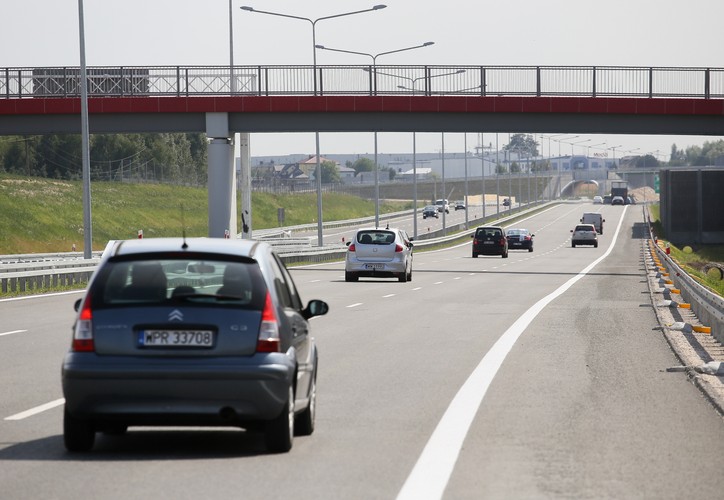 Udostępnienie kierowcom fragmentu trasy, pozwalającej ominąć Janki, usprawni i przyspieszy wyjazd z Warszawy w kierunku południowym. Kierowcom jadącym w kierunku Wrocławia i Katowic umożliwi uniknięcie przejazdu przez Janki i Raszyn. Znacznie zmaleje również ruch na Alei Krakowskiej, która będzie najdogodniejszą drogą wyjazdową w kierunku Krakowa. <br><br>.fot. (mr) PAP/Paweł Supernak