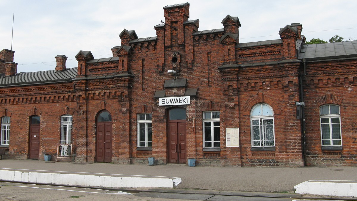 Choć szczegółowego planu jeszcze nie ma, wiadomo już, że suwalski dworzec kolejowy przejdzie gruntowny remont. Po nim wróci do swojej historycznej świetności. Zabytkowy budynek znalazł się na liście 200 obiektów kolejowych, które w czasie kilku najbliższych lat przejdą gruntowną modernizację.