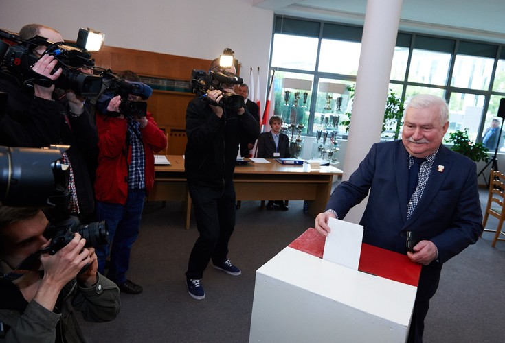Były prezydent Lech Wałęsa (P) głosuje w pierwszej turze wyborów prezydenckich w lokalu wyborczym w Gdańsku