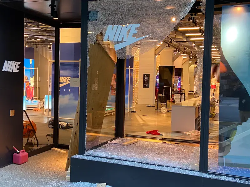 Sklep NIKE zdewastowany podczas protestów