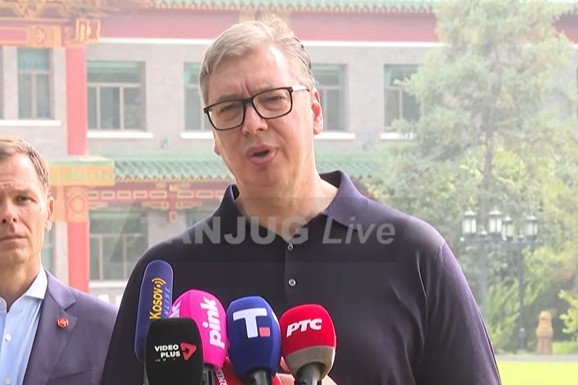 (FOTO) "VERUJEM DA KROZ RAZGOVOR MOŽEMO DO REŠENJA" Vučić iz Pekinga nakon incidenta na Slaviji pozvao na dijalog: "Na kraju smo ljudi"