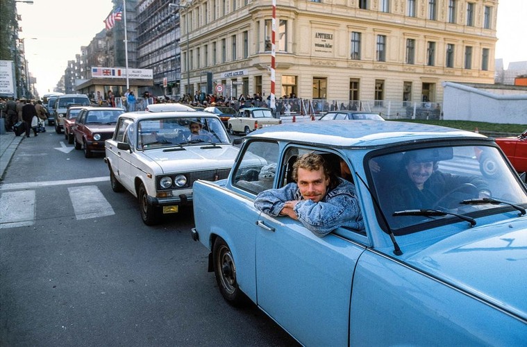 Checkpoint Charlie, slynna granica miedzy dwoma Berlinami. 10 listopad 1989 / Fot. Chris Niedenthal